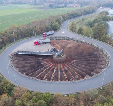 de eerste aardappelen aangeleverd op de locatie