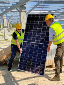 Eerste paneel grootste Nederlandse zonnepark